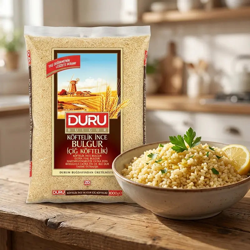 Duru Köftelik İnce Bulgur von Aima Online neben gekochtem Bulgur-Gericht mit Zitrone
