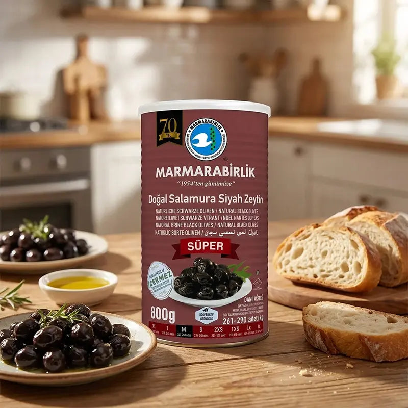 Marmarabirlik Doğal Salamura Siyah Zeytin von Aima Online mit frischem Brot und Olivenöl