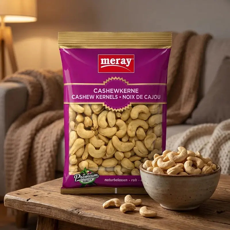 Meray Cashewkerne naturbelassen von Aima Online neben Schale mit Cashewnüssen