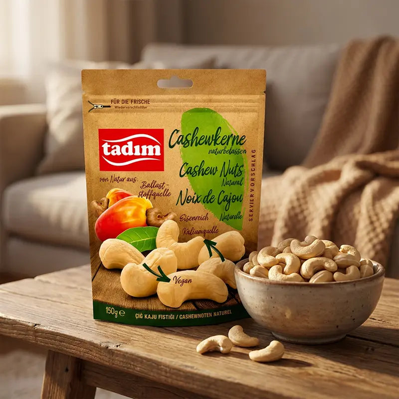 Tadim Cashewkerne naturbelassen von Aima Online, 150g Beutel neben Schale mit Cashewnüssen