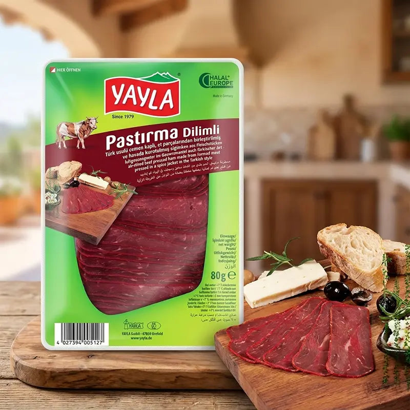 Yayla Pastırma Dilimli von Aima Online auf Antipasti-Brett mit Käse, Oliven und Brot